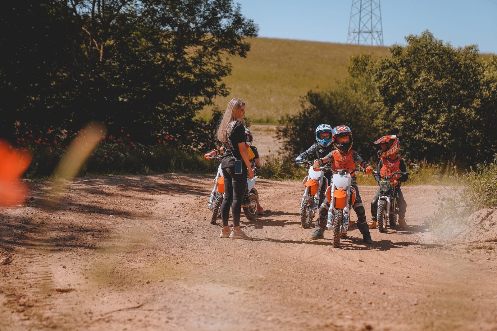 Kindergruppe beim Motocross-Kurs