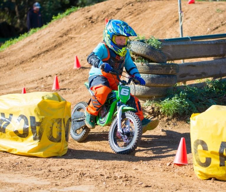 Kind auf Elektro-Motocross