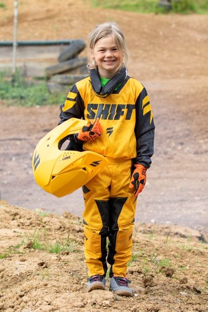 Junge Motocross-Fahrerin